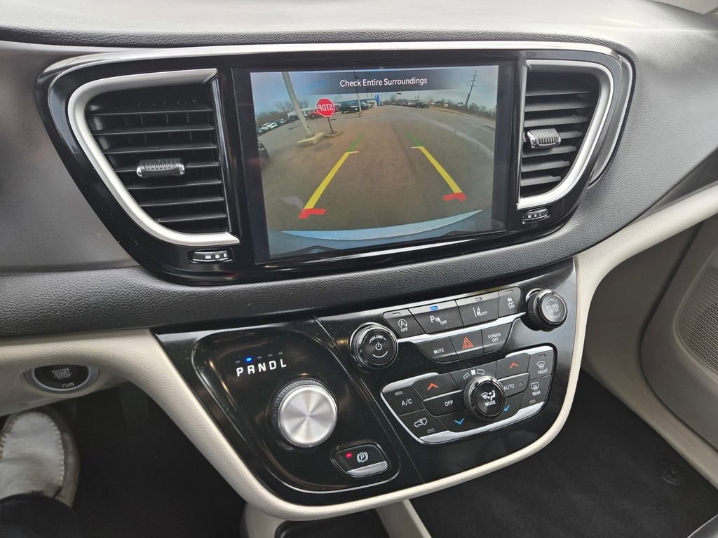 Used 2024 Chrysler Pacifica Touring-L FWD image 11