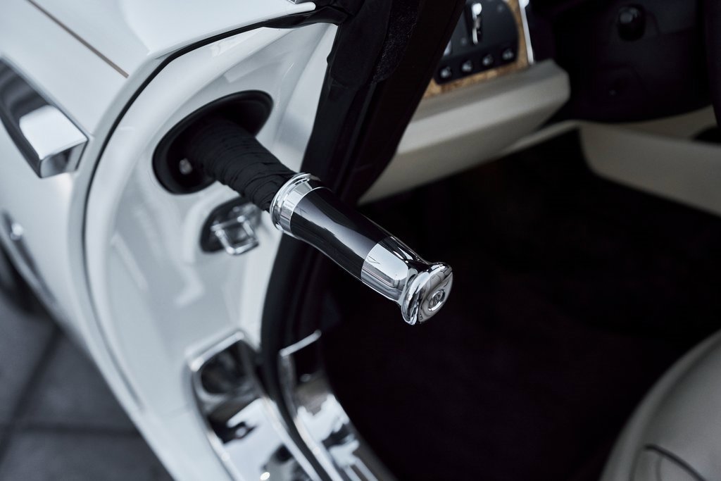 Used 2017 Rolls-Royce Dawn image 27