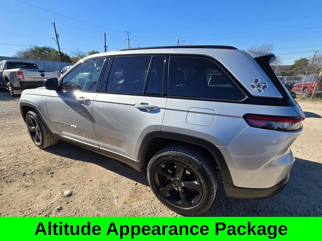 Used 2023 Jeep Grand Cherokee Altitude image 4