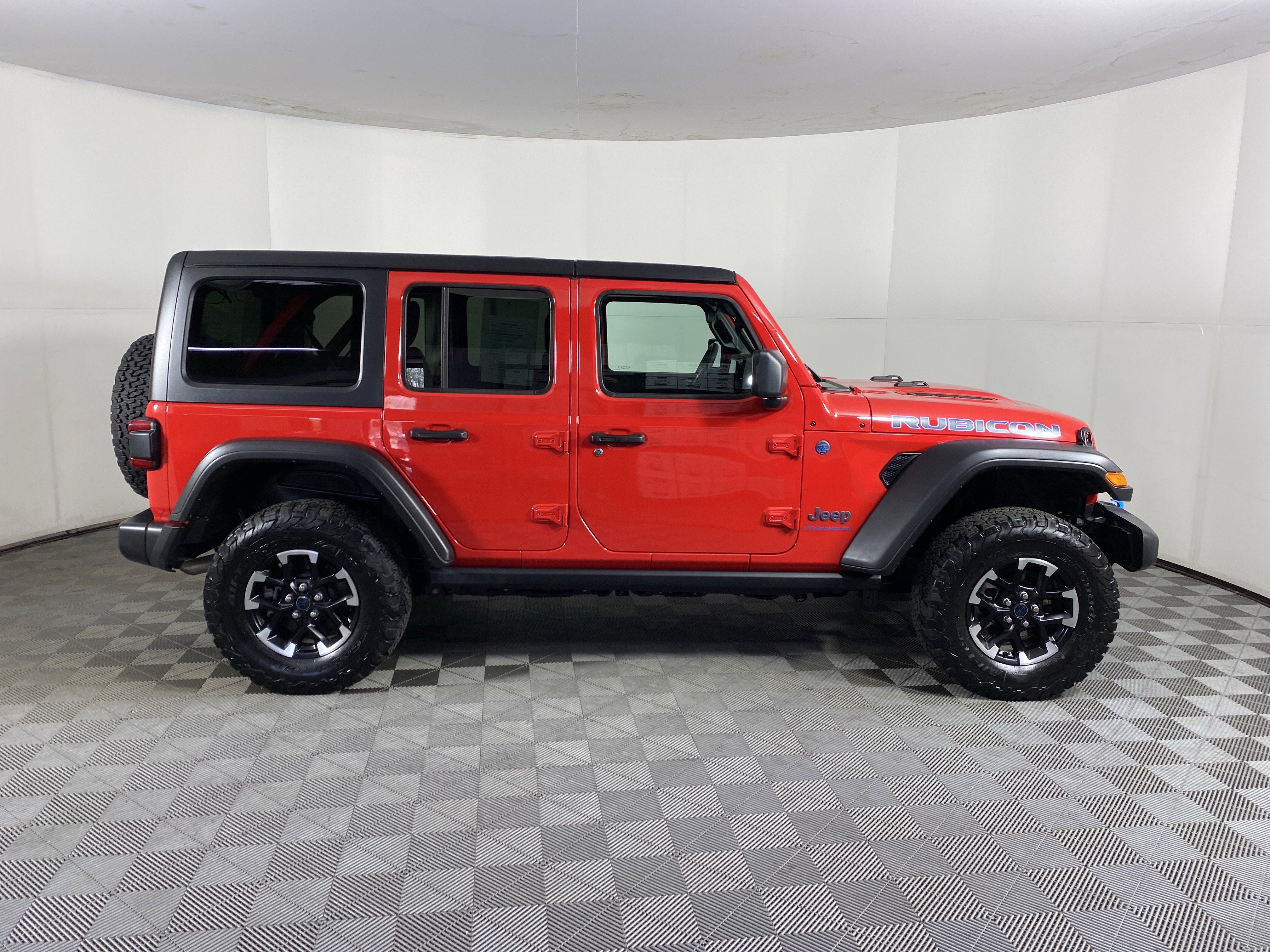 Used 2025 Jeep Wrangler Unlimited Rubicon 4xe w/ Convenience Group AWD/4WD image 6
