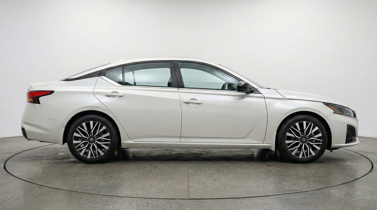 Used 2025 Nissan Altima 2.5 SV image 11