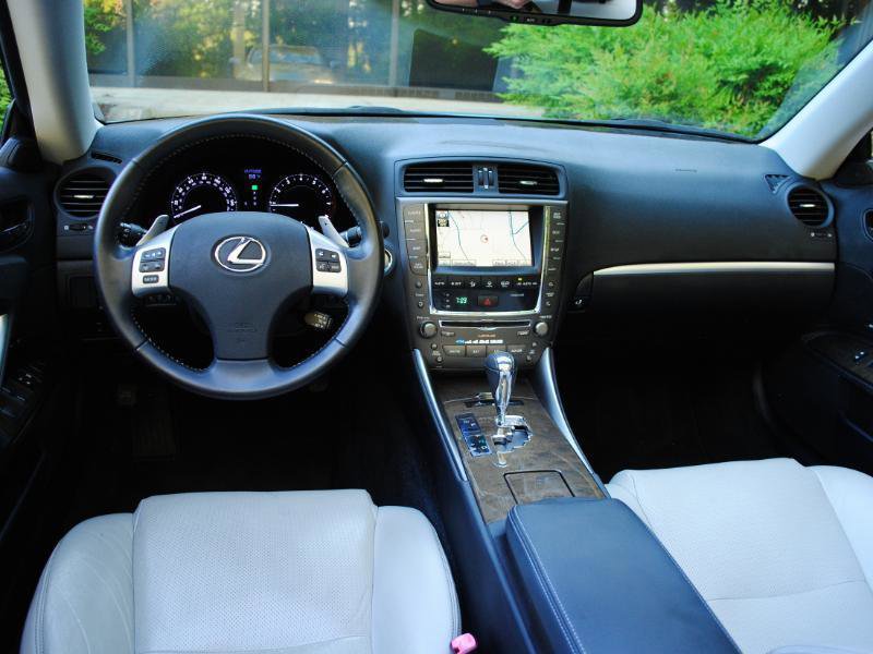 Used 2011 Lexus IS 350C w/ Luxury Pkg RWD image 2