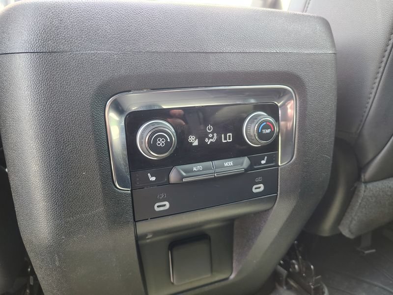 Used 2024 Chevrolet Suburban Z71 w/ Luxury Package AWD/4WD image 23