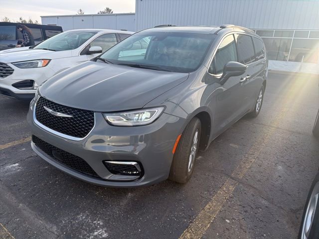 Used 2022 Chrysler Pacifica Touring-L image 1