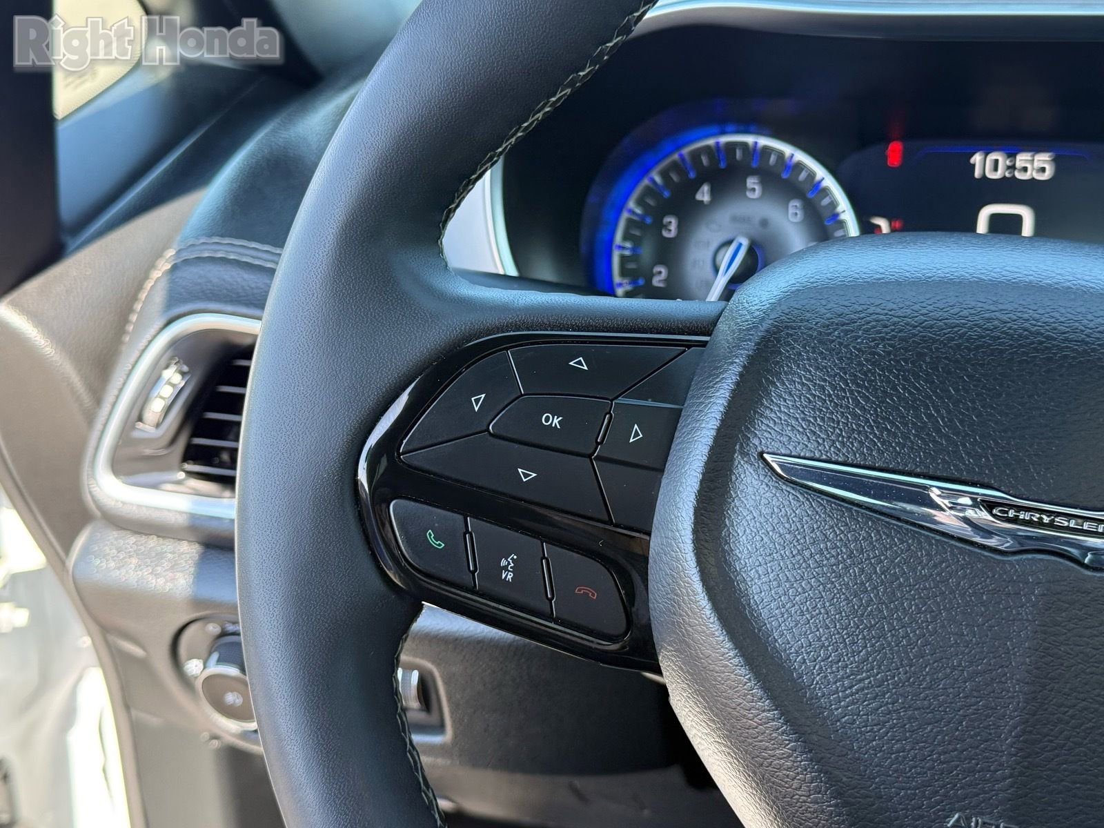 Used 2025 Chrysler Pacifica Limited image 16