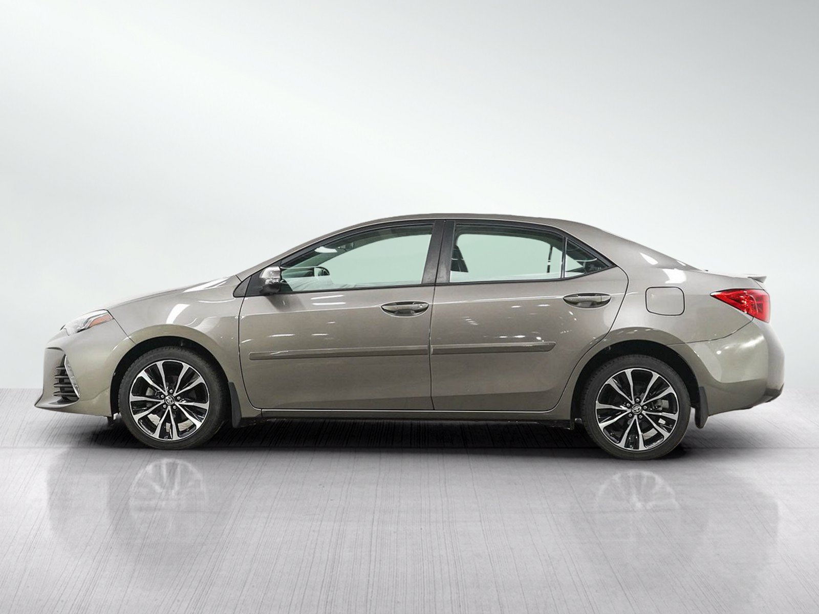 Used 2017 Toyota Corolla XSE FWD image 2