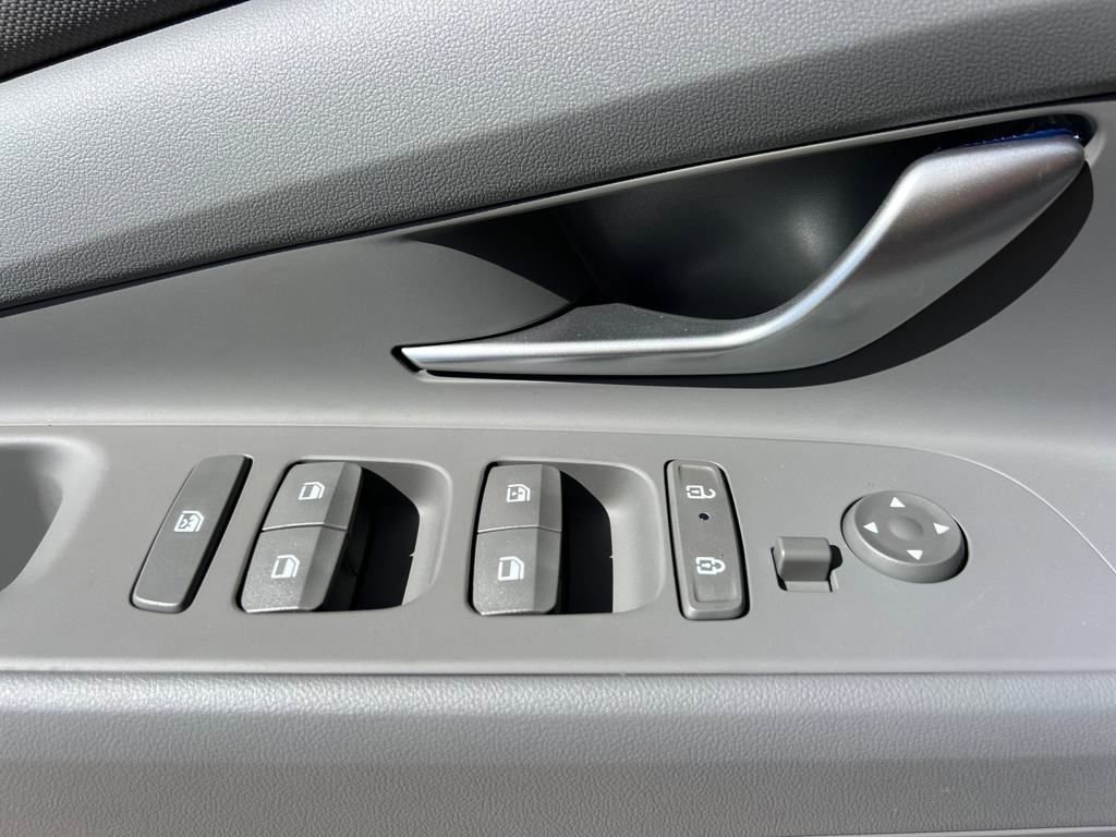 Used 2025 Hyundai Elantra Sport image 9