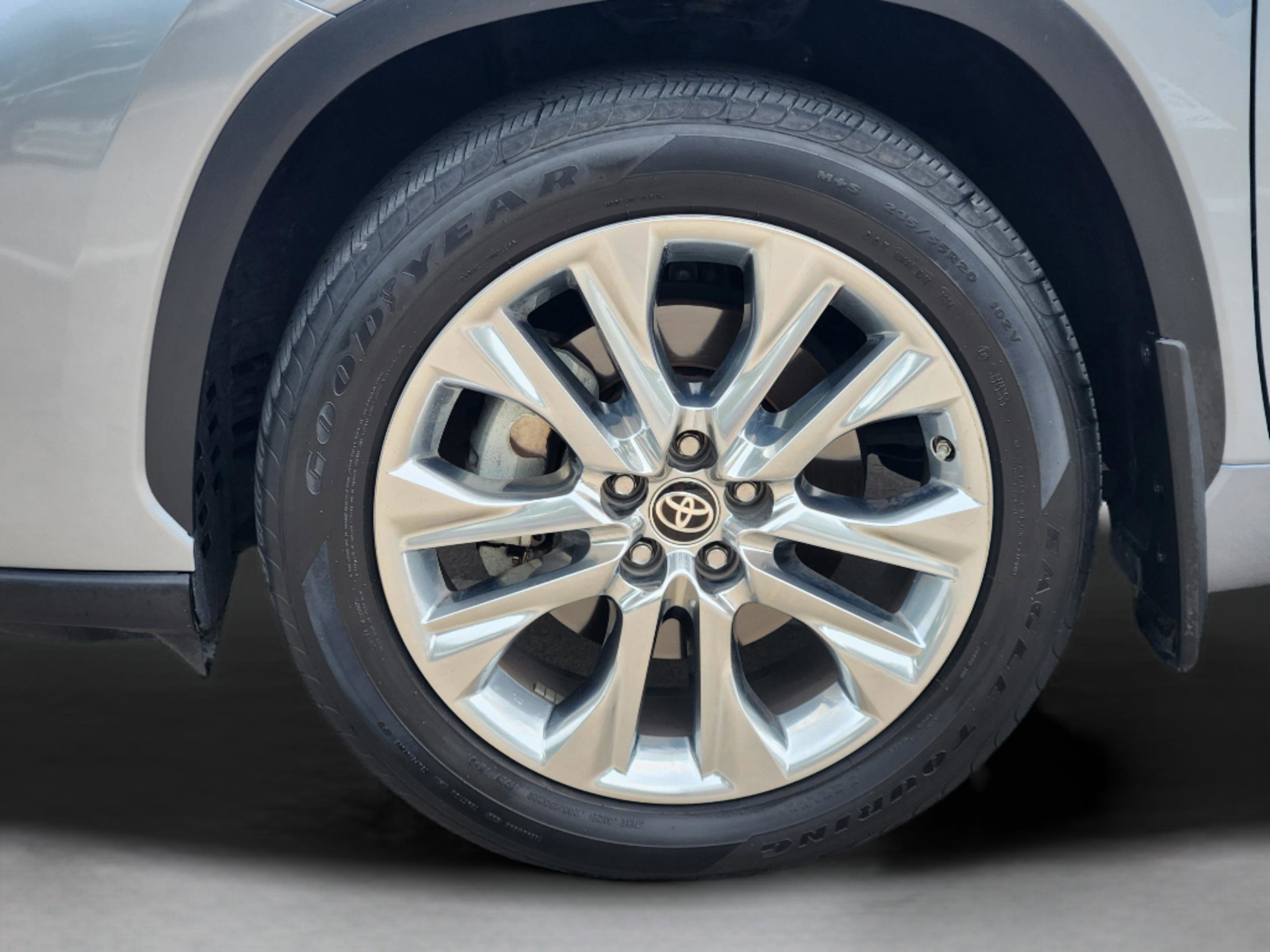 Used 2024 Toyota Highlander Limited FWD image 39