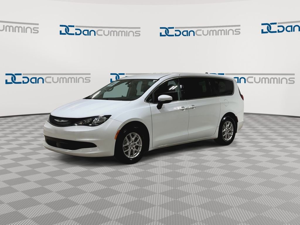 Used 2022 Chrysler Voyager LX image 4