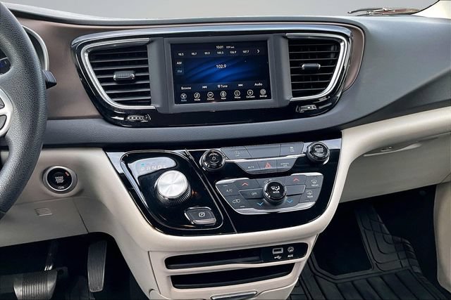 Used 2020 Chrysler Voyager L FWD image 8