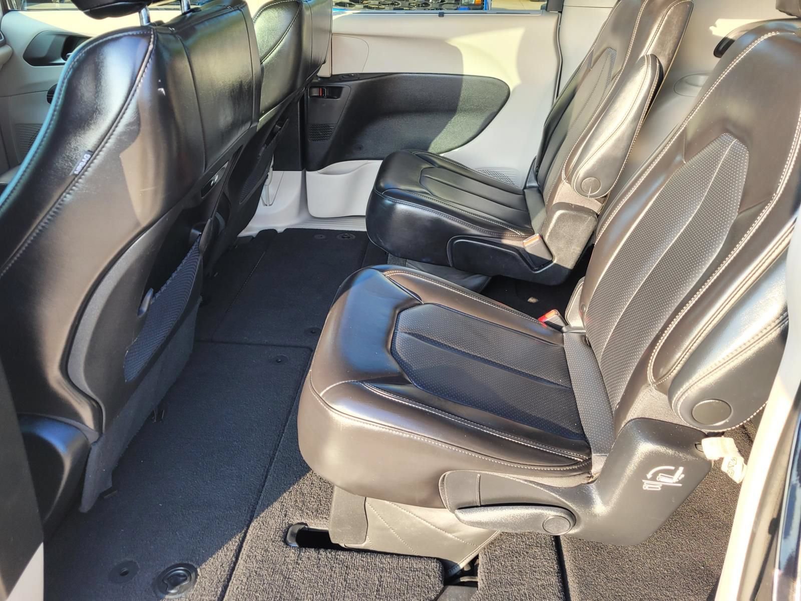 Used 2023 Chrysler Pacifica Touring-L FWD image 15