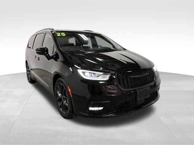 Used 2025 Chrysler Pacifica Limited image 6