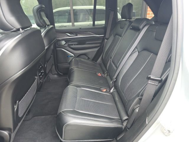 Used 2022 Jeep Grand Cherokee Overland w/ Luxury Tech Group IV AWD/4WD image 11