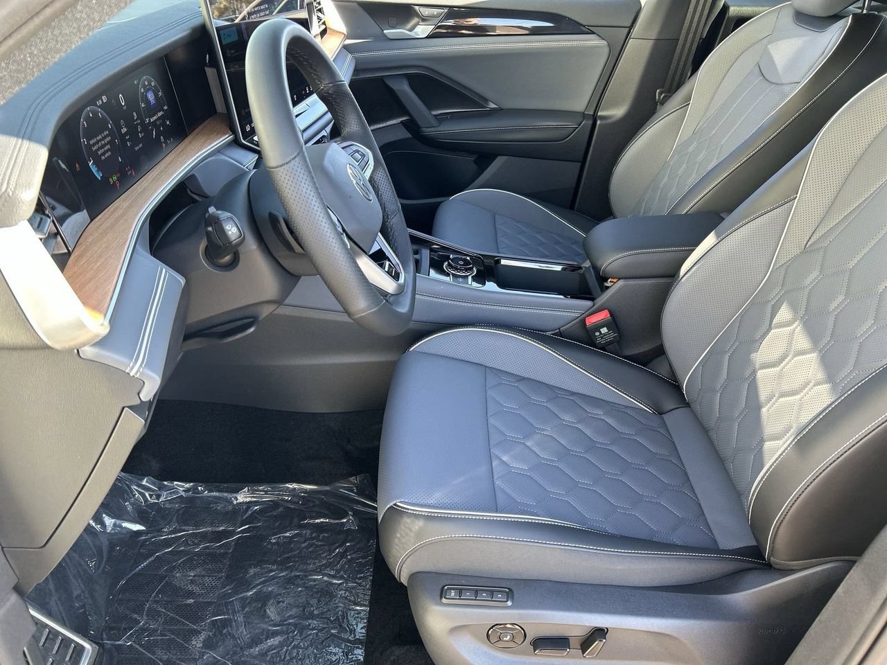 New 2026 Volkswagen Tiguan SEL R-Line AWD/4WD image 15