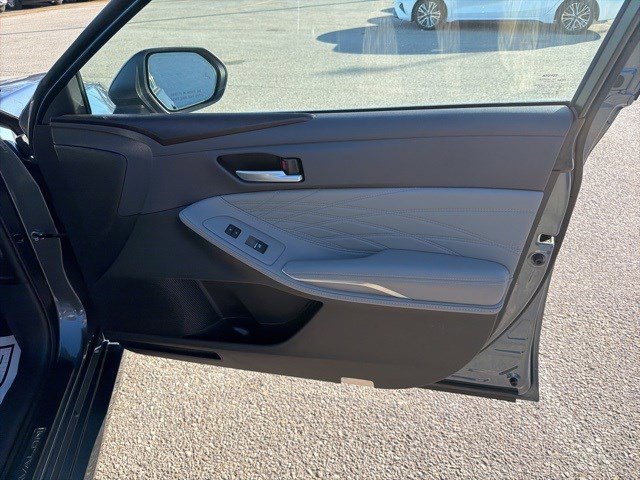 Used 2019 Toyota Avalon Limited FWD image 18