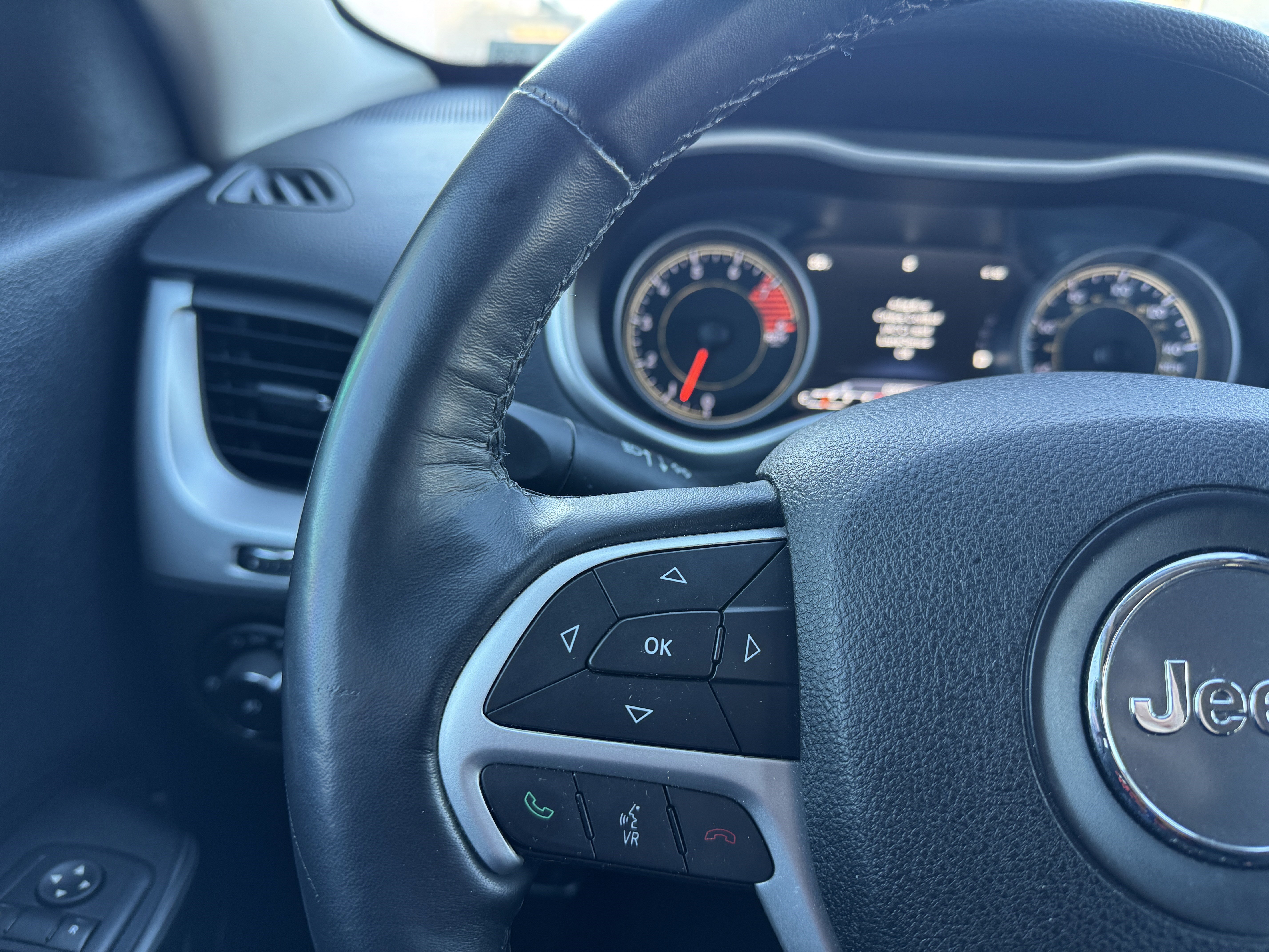 Used 2016 Jeep Cherokee Trailhawk w/ Comfort/Convenience Group image 23