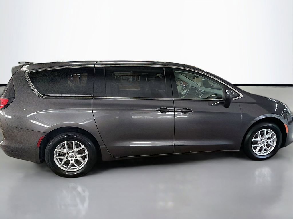Used 2023 Chrysler Voyager LX image 8