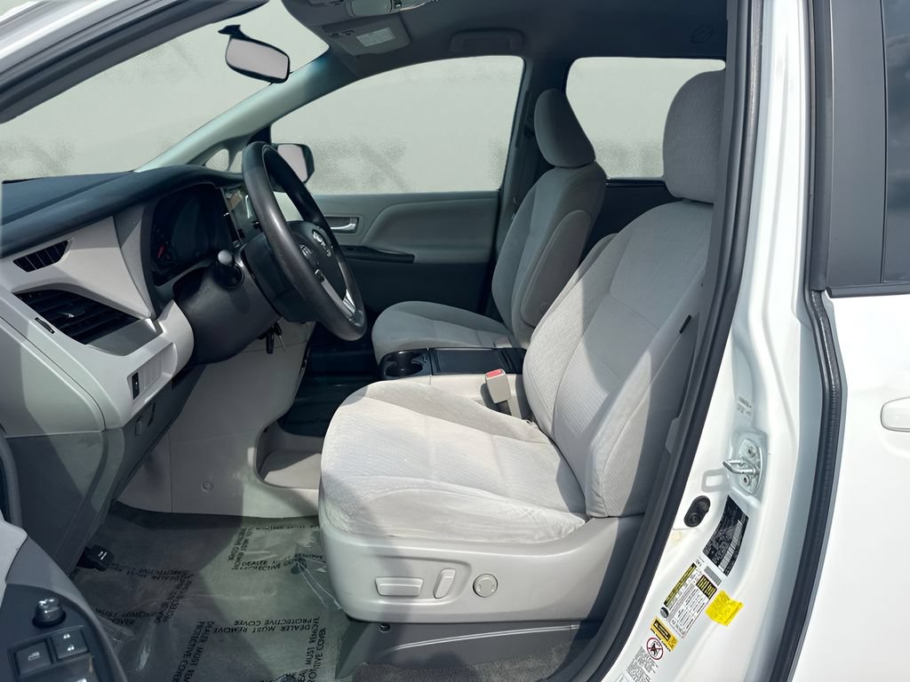 Used 2015 Toyota Sienna LE AWD/4WD image 9