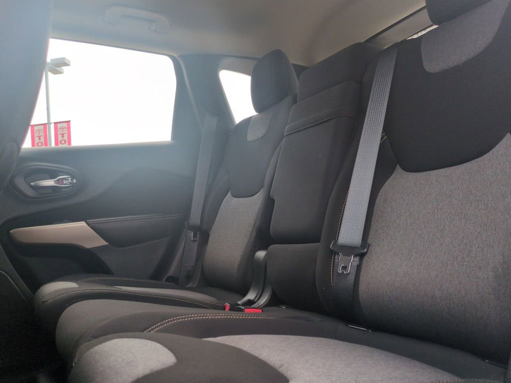 Used 2017 Jeep Cherokee Sport FWD image 28