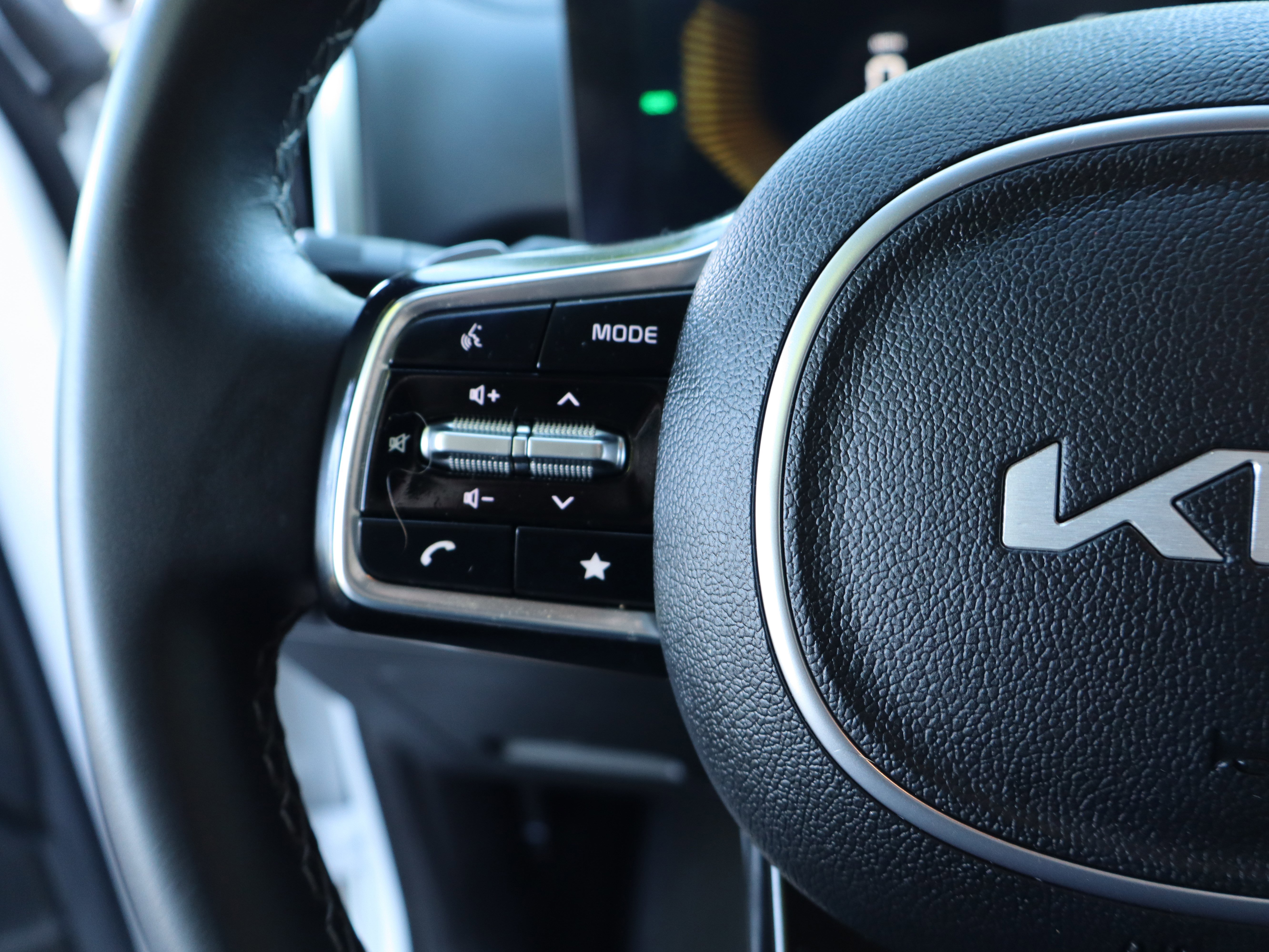 Used 2025 Kia Sorento EX image 25