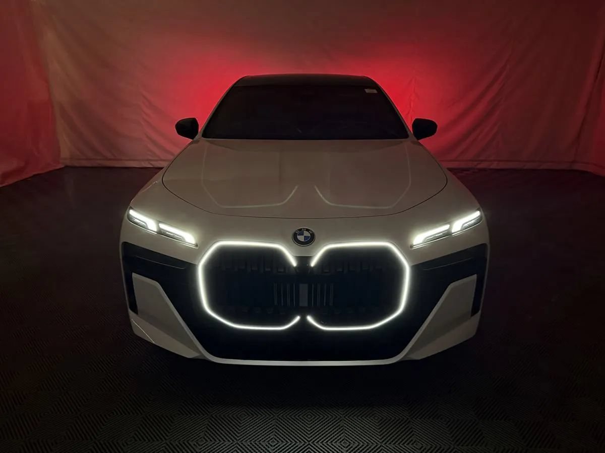 Used 2025 BMW 740i xDrive AWD/4WD image 3
