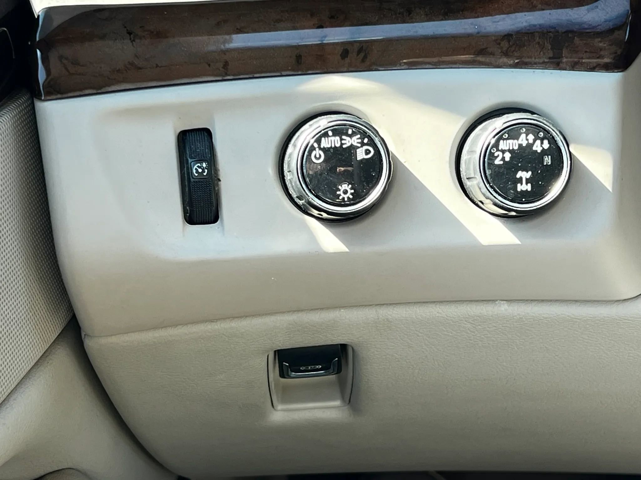 Used 2017 Cadillac Escalade Premium Luxury AWD/4WD image 22