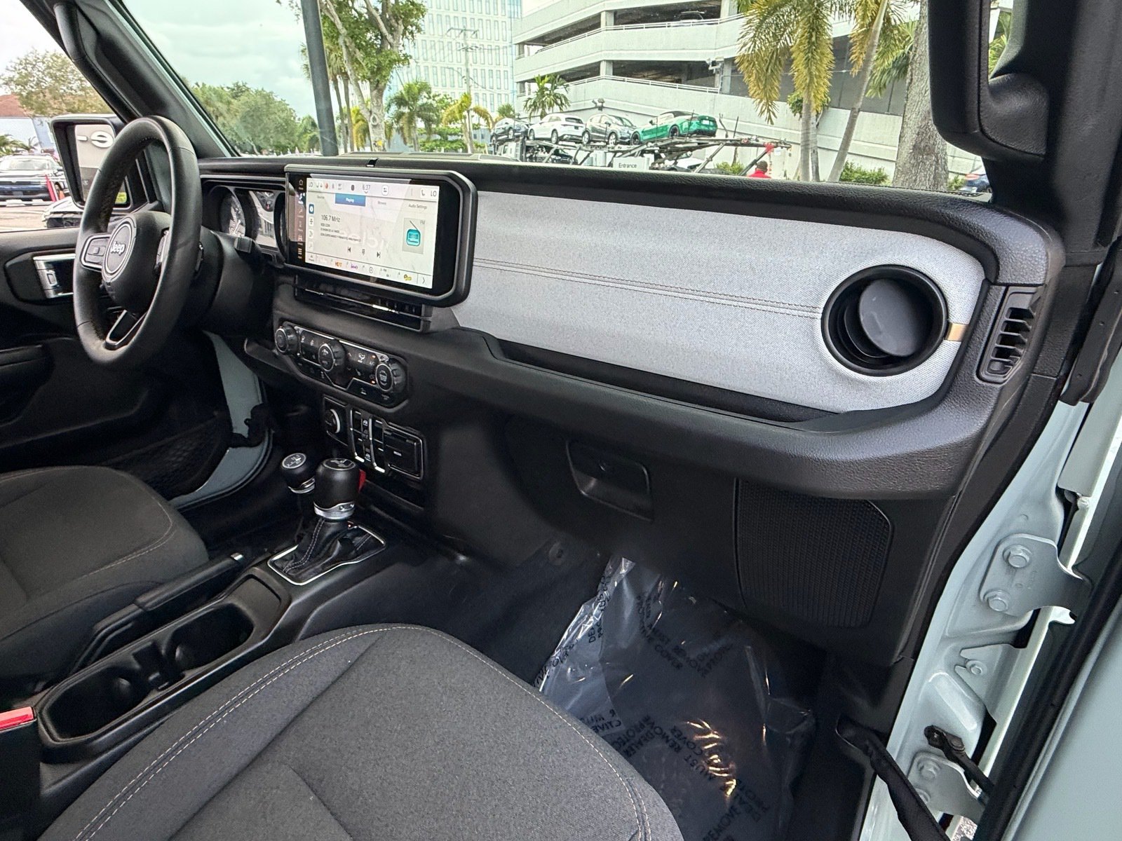 Used 2024 Jeep Wrangler Unlimited w/ Convenience Group AWD/4WD image 19