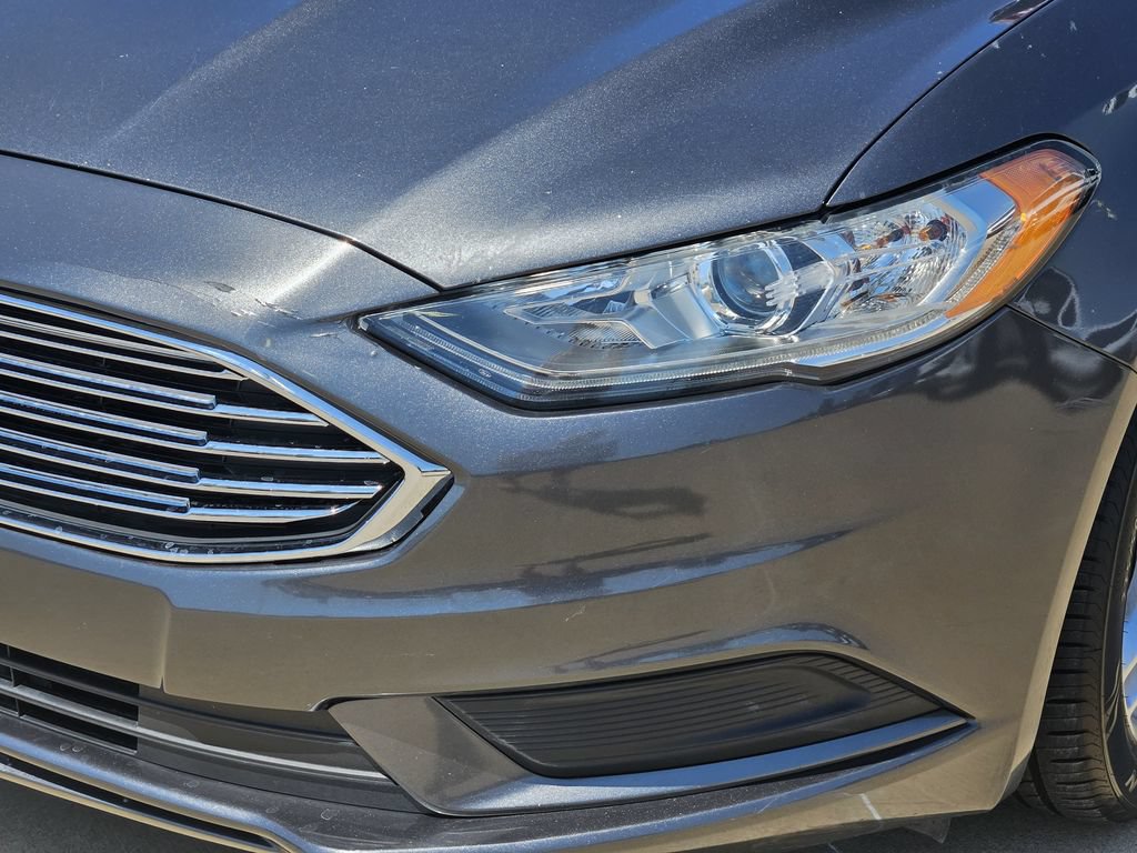 Used 2018 Ford Fusion SE w/ Fusion SE Technology Package FWD image 9