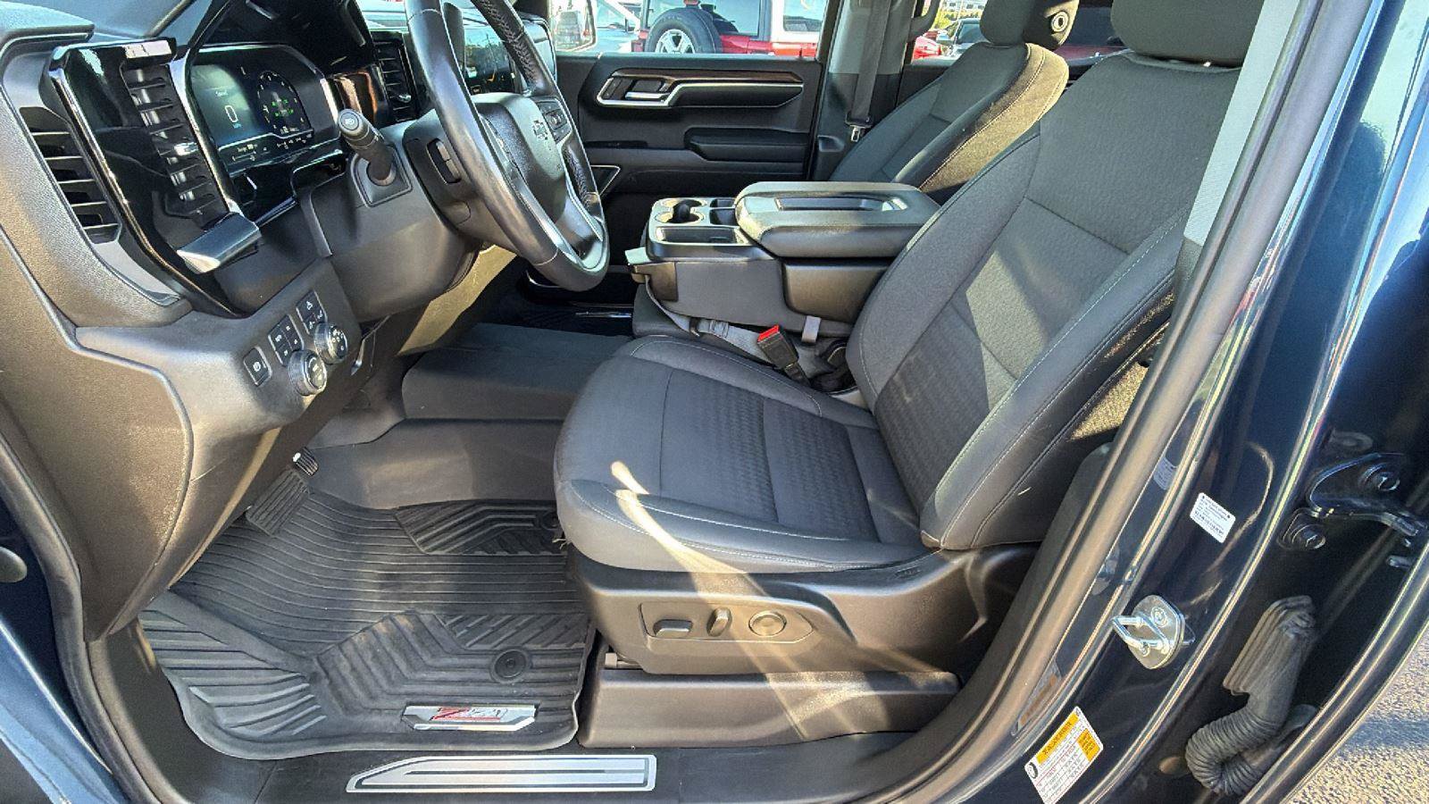 Used 2022 Chevrolet Silverado 1500 RST w/ Z71 Off-Road Package AWD/4WD image 3