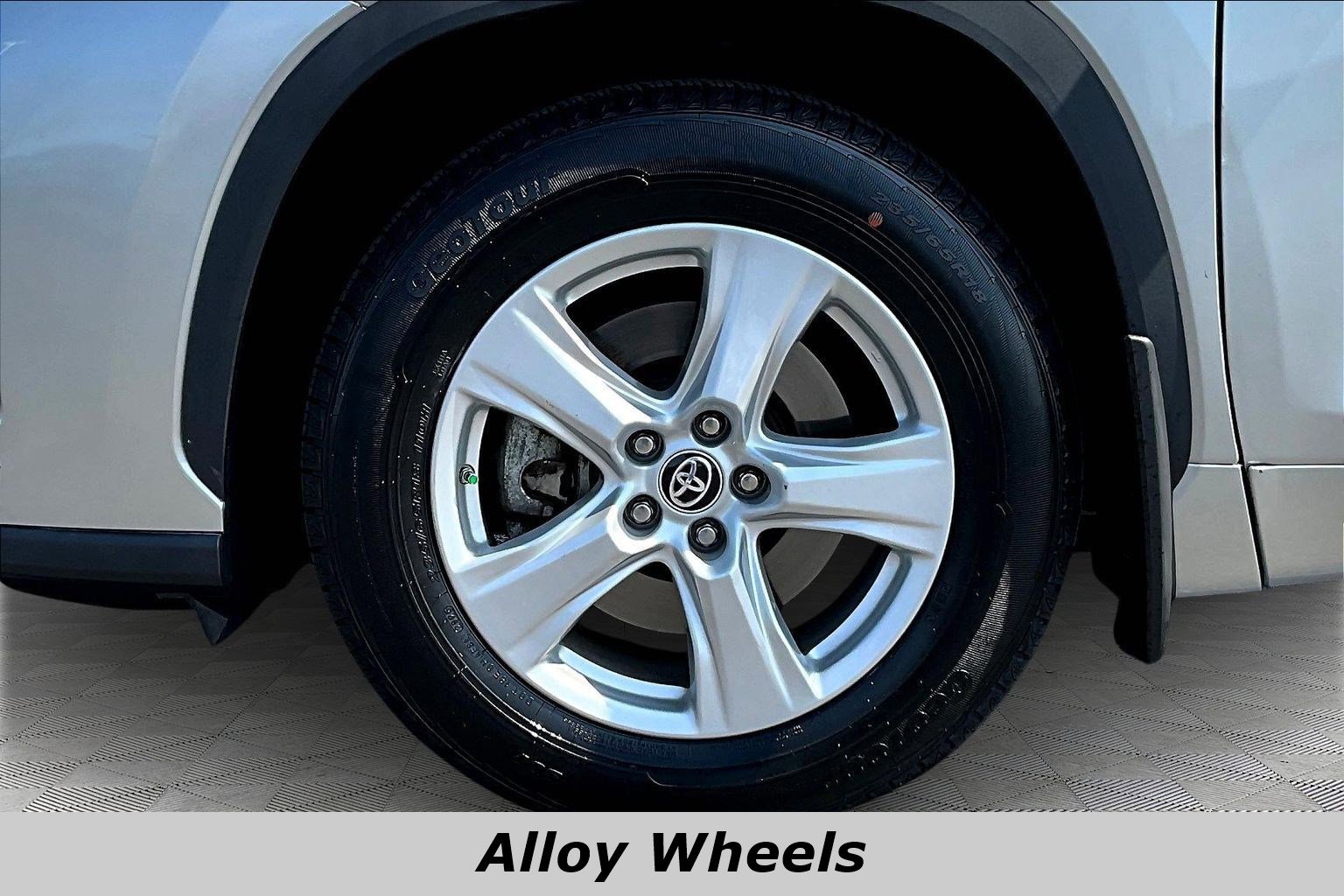 Used 2023 Toyota Highlander LE image 34