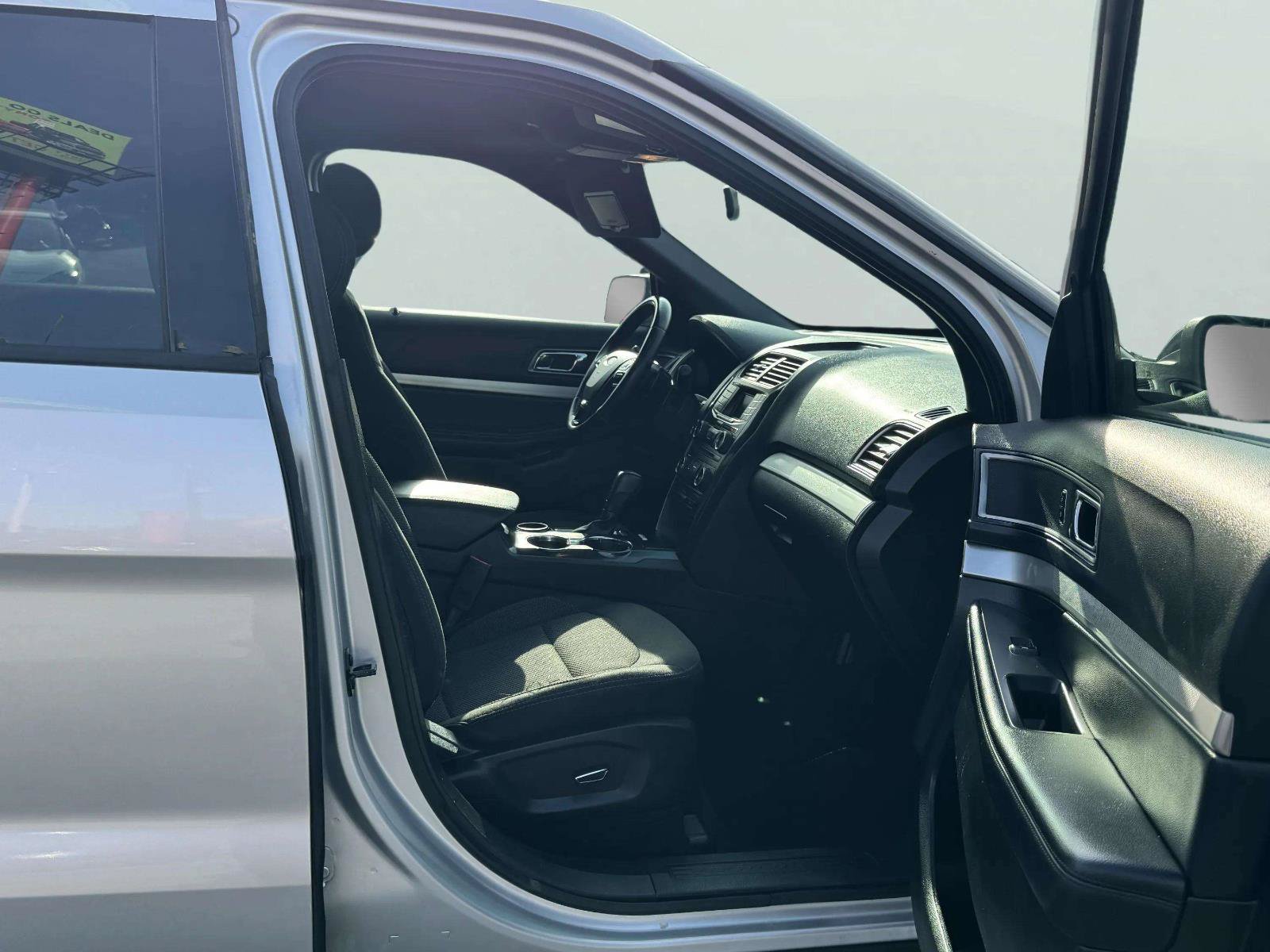 Used 2017 Ford Explorer XLT FWD image 40