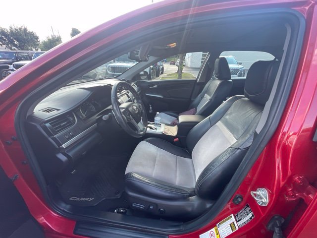 Used 2014 Toyota Camry SE w/ Leather Package FWD image 11