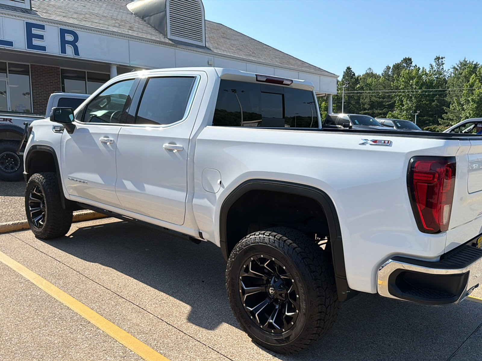 Used 2024 GMC Sierra 1500 SLE w/ Preferred Package AWD/4WD image 6