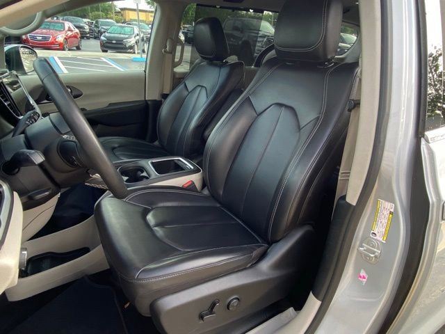 Used 2023 Chrysler Pacifica Touring-L image 15