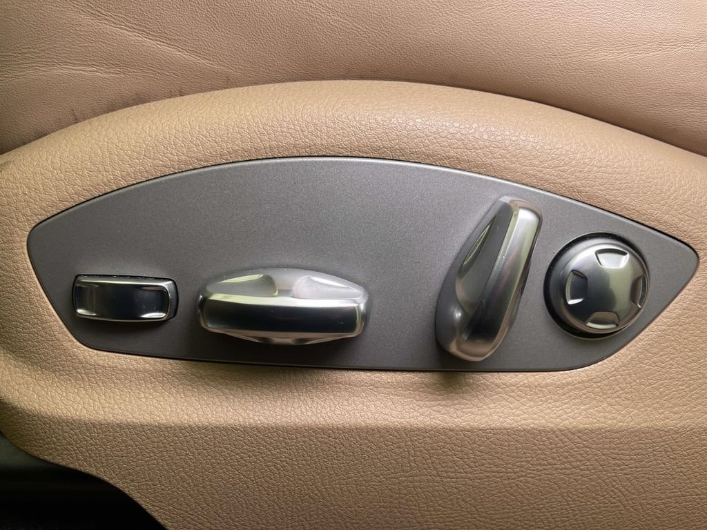 Certified 2025 Porsche Macan AWD/4WD image 17