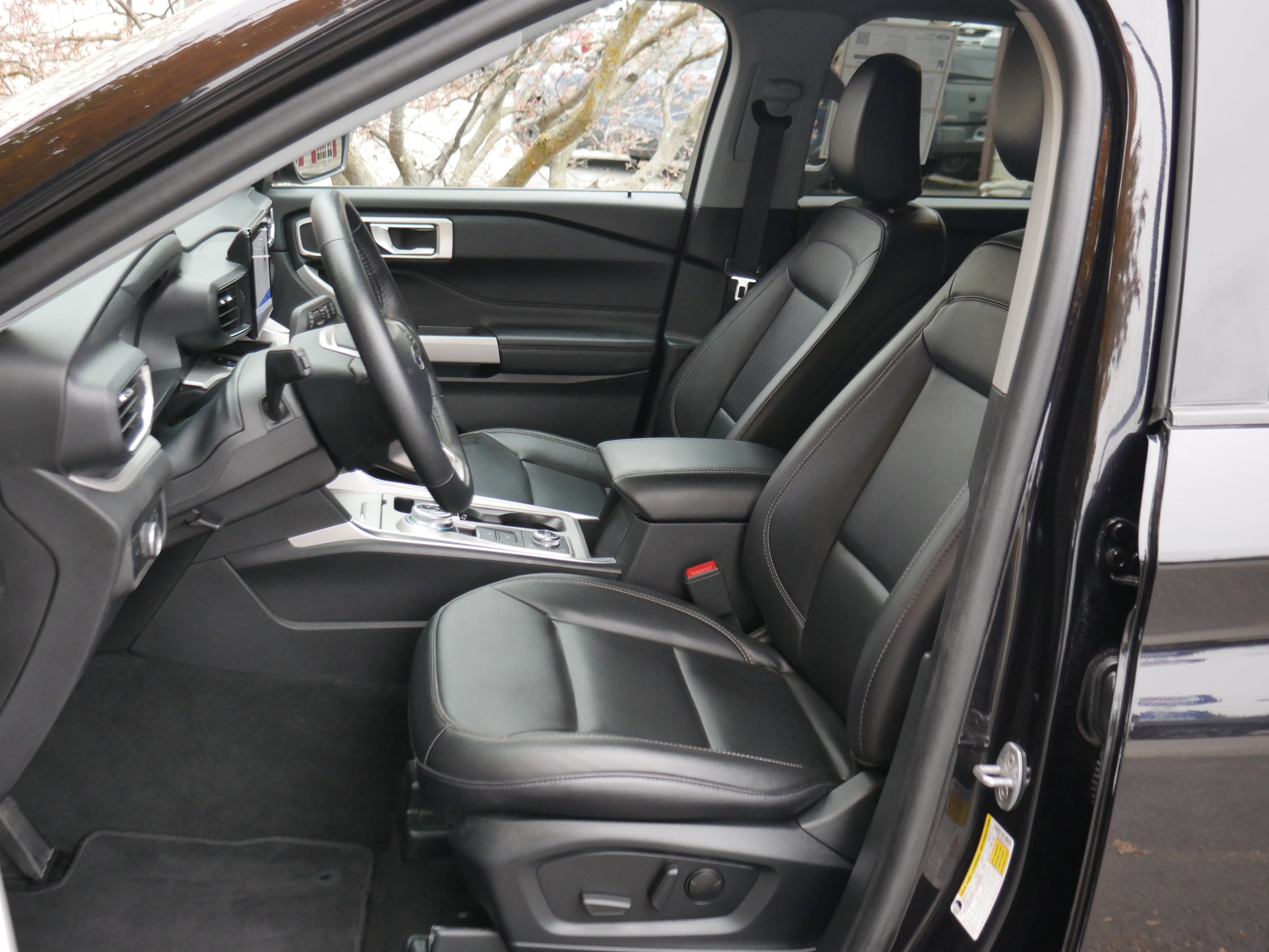 Certified 2024 Ford Explorer XLT w/ Equipment Group 202A image 3