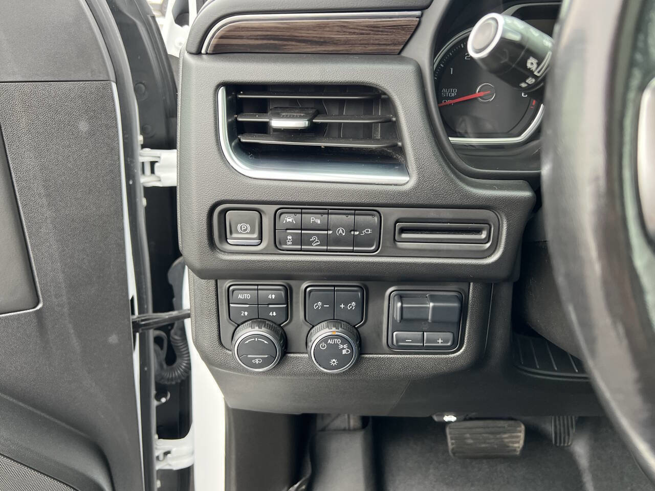 Used 2021 Chevrolet Suburban Z71 w/ Z71 Signature Package image 17