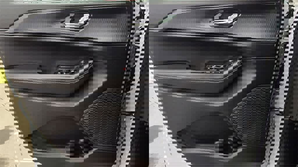 New 2025 Jeep Grand Cherokee Altitude image 16