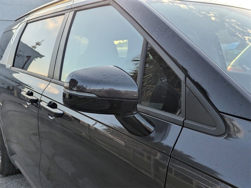 Used 2025 Kia Carnival EX image 4