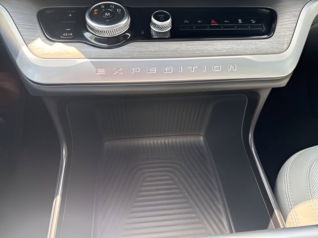 Used 2025 Ford Expedition Platinum w/ Driver's Package image 29