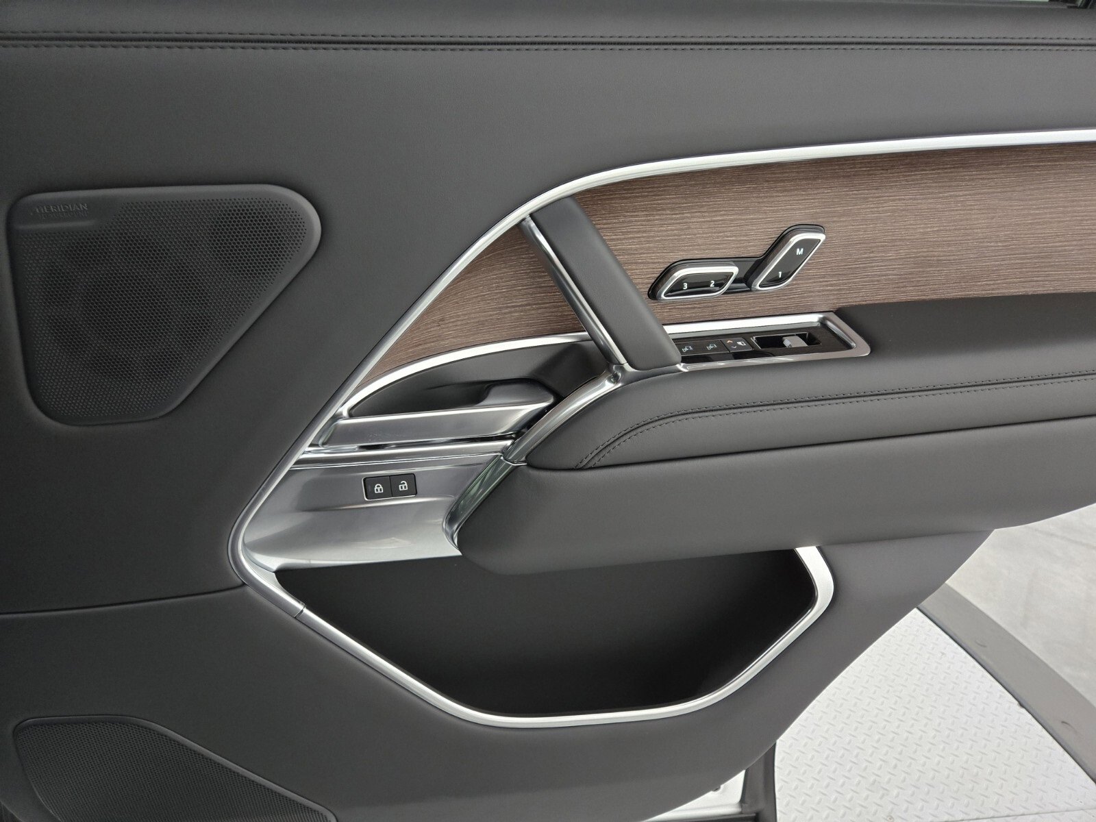 New 2025 Land Rover Range Rover Long Wheelbase SE image 19