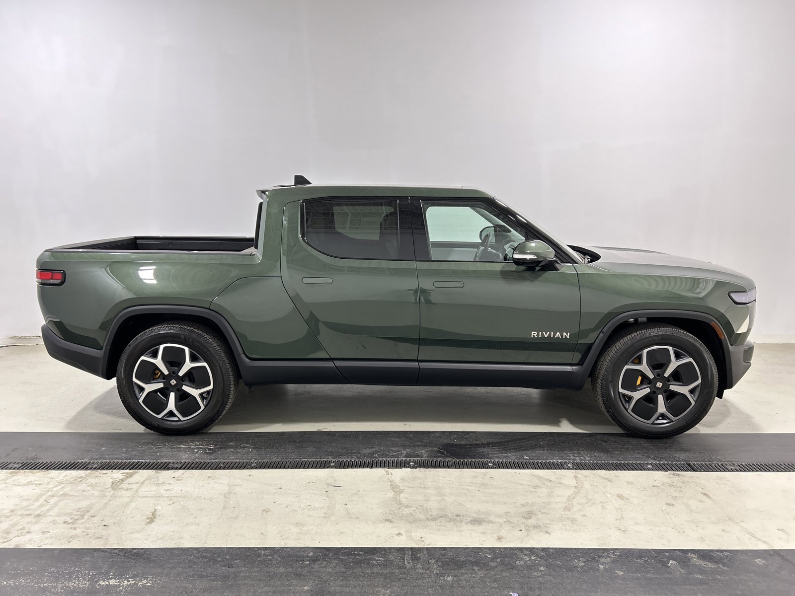 Used 2022 Rivian R1T Adventure image 6