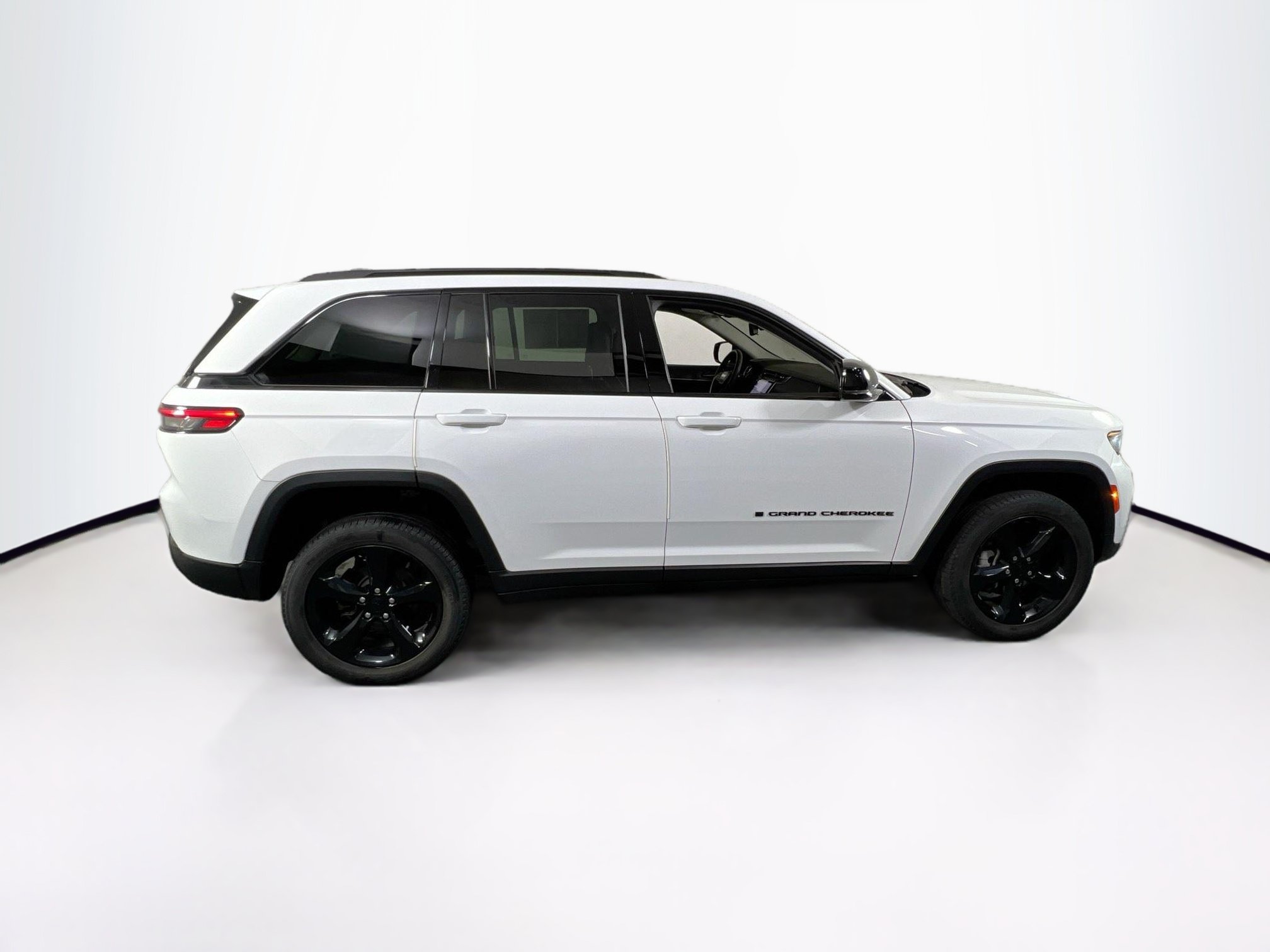 Used 2023 Jeep Grand Cherokee Limited w/ Black Appearance Package AWD/4WD image 4