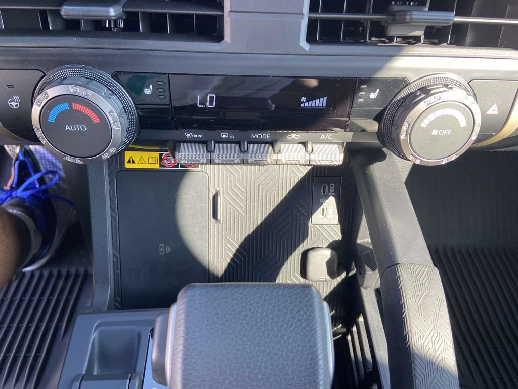 Used 2025 Toyota Tacoma SR5 AWD/4WD image 25