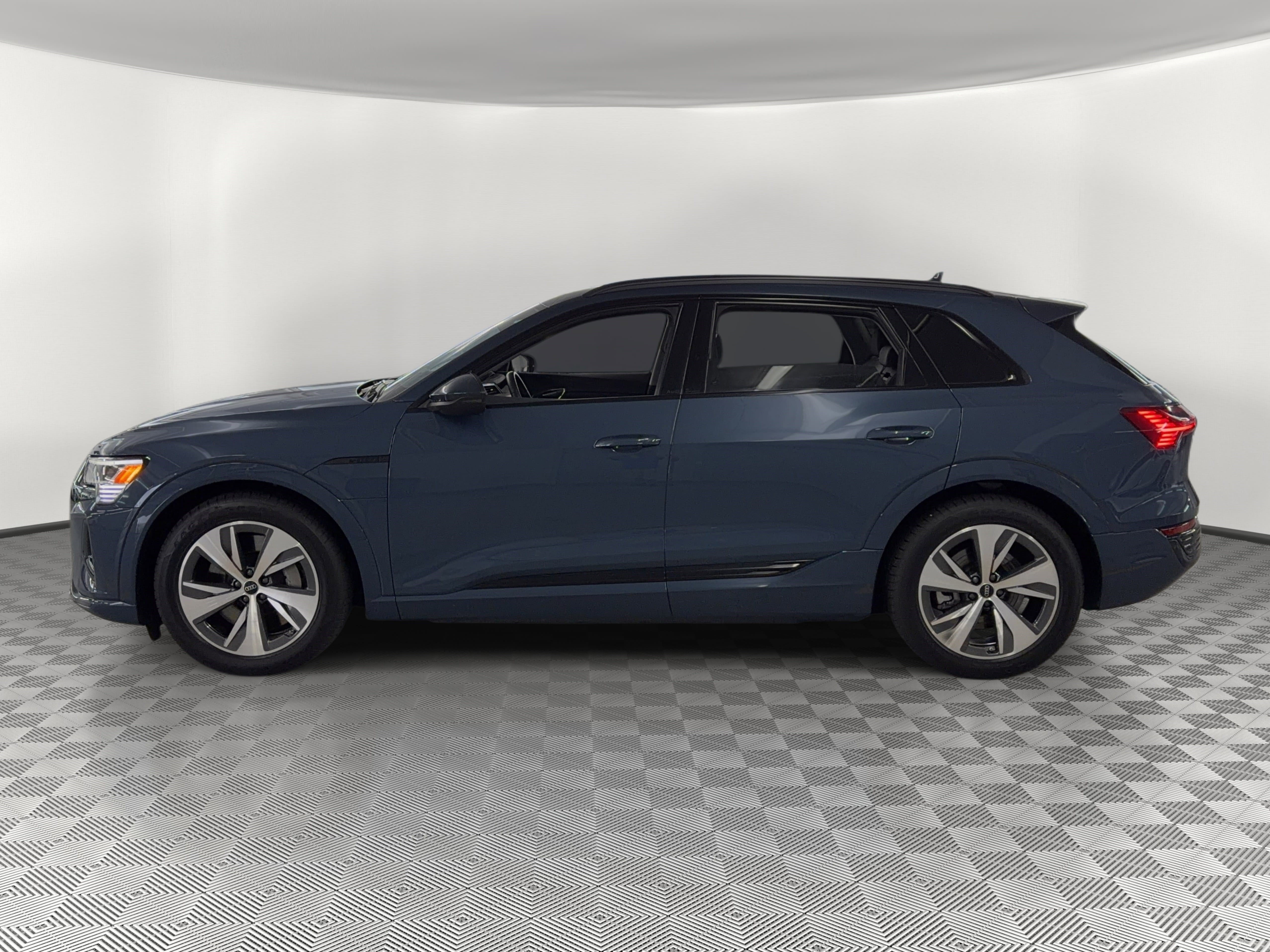 Used 2024 Audi Q8 e-tron Premium AWD/4WD image 2