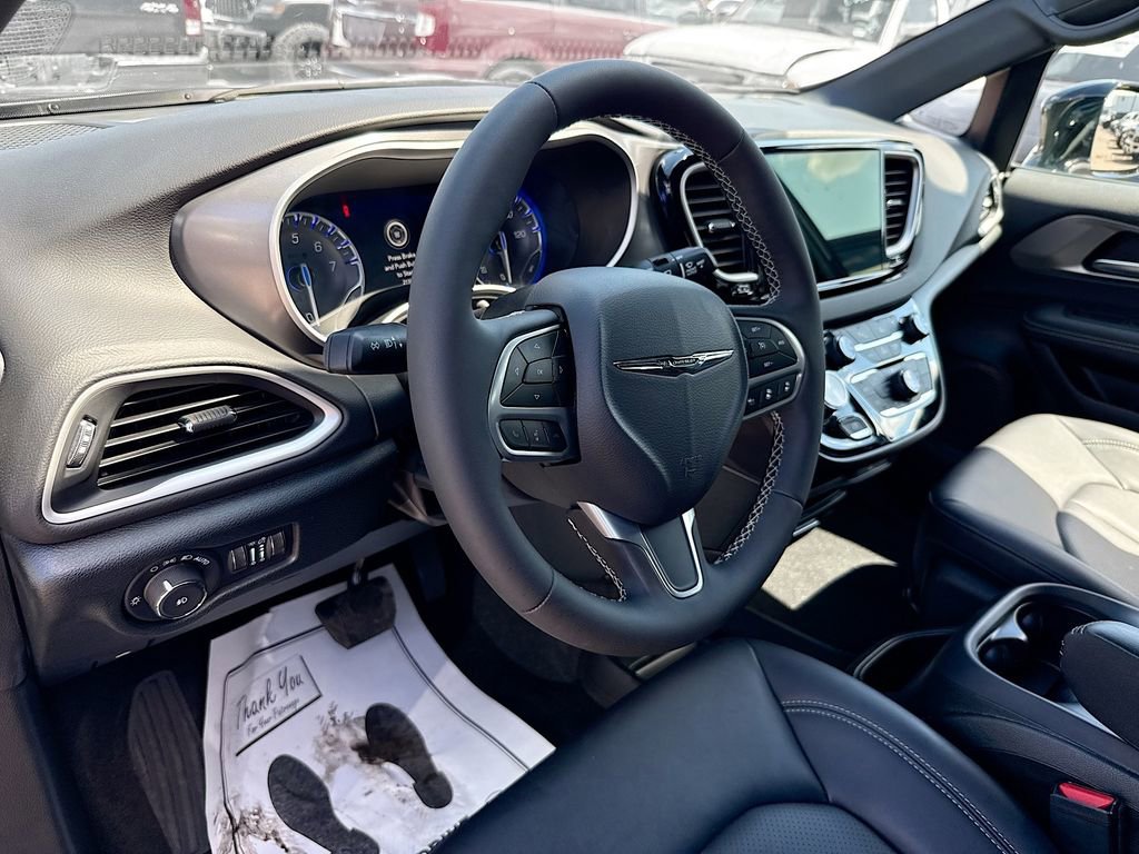 Used 2026 Chrysler Pacifica Select image 10