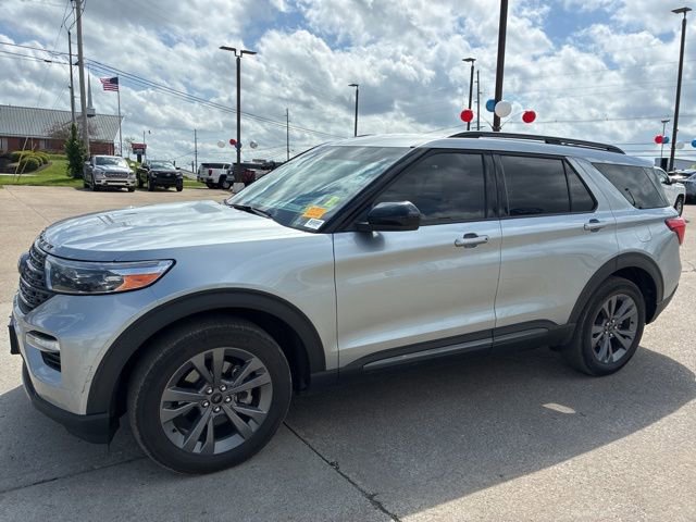 Used 2022 Ford Explorer XLT w/ Equipment Group 202A AWD/4WD image 3