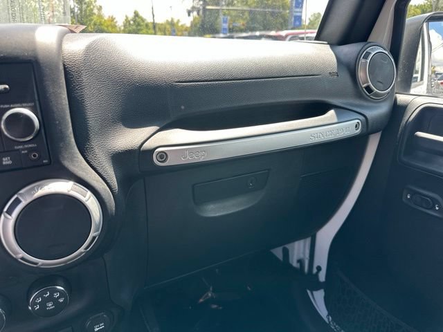 Used 2017 Jeep Wrangler Sahara w/ Connectivity Group AWD/4WD image 3