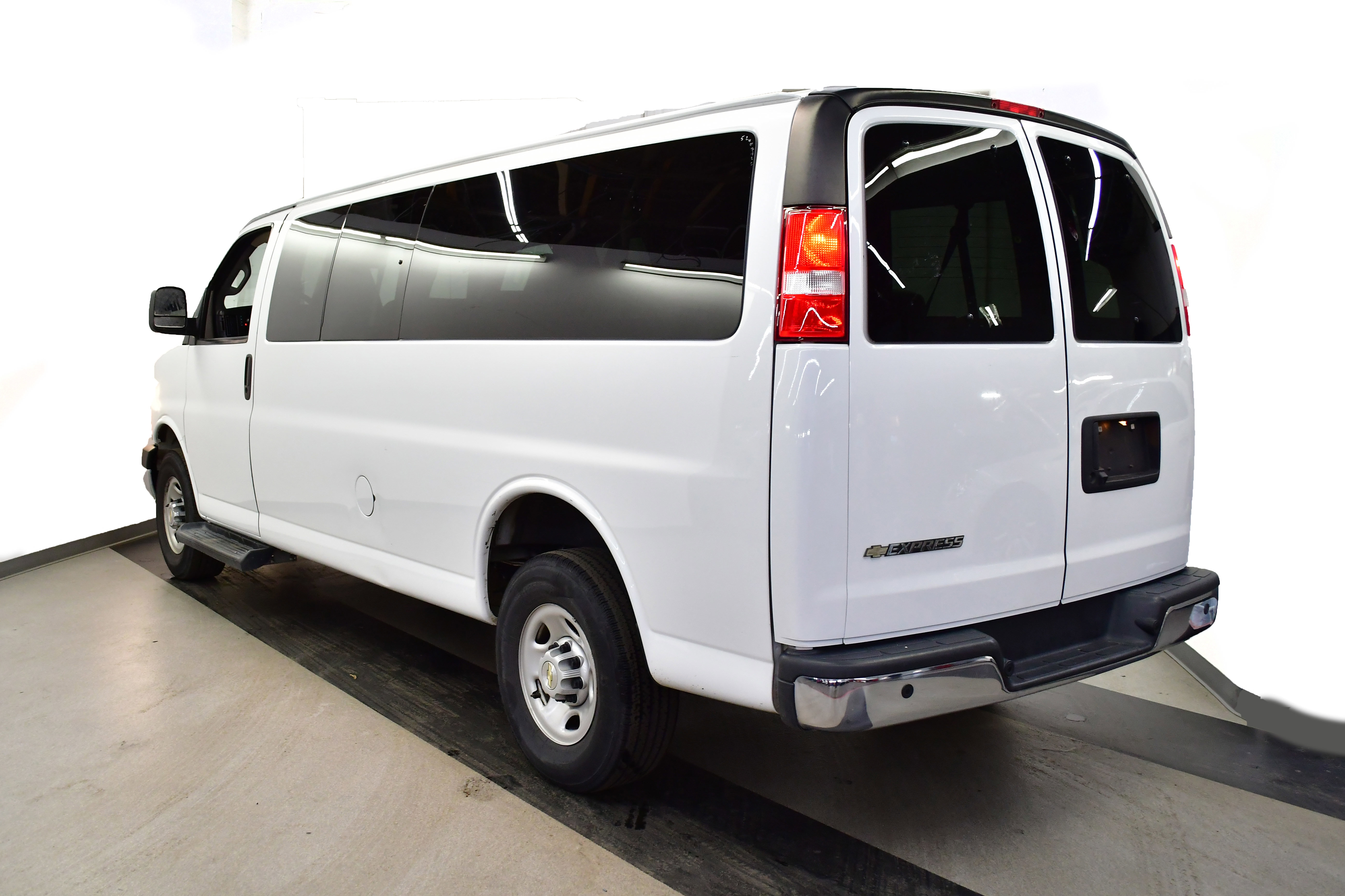 Used 2023 Chevrolet Express 3500 LT w/ LT Preferred Equipment Group RWD image 5