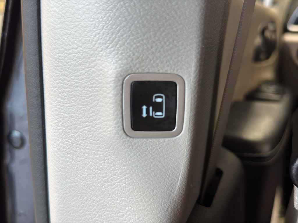 Used 2023 Chrysler Pacifica Touring-L FWD image 15